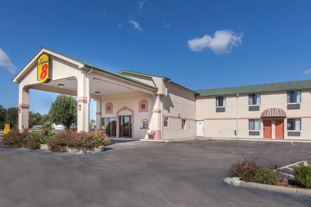 Sallisaw Hotel | Super 8 by Wyndham Sallisaw