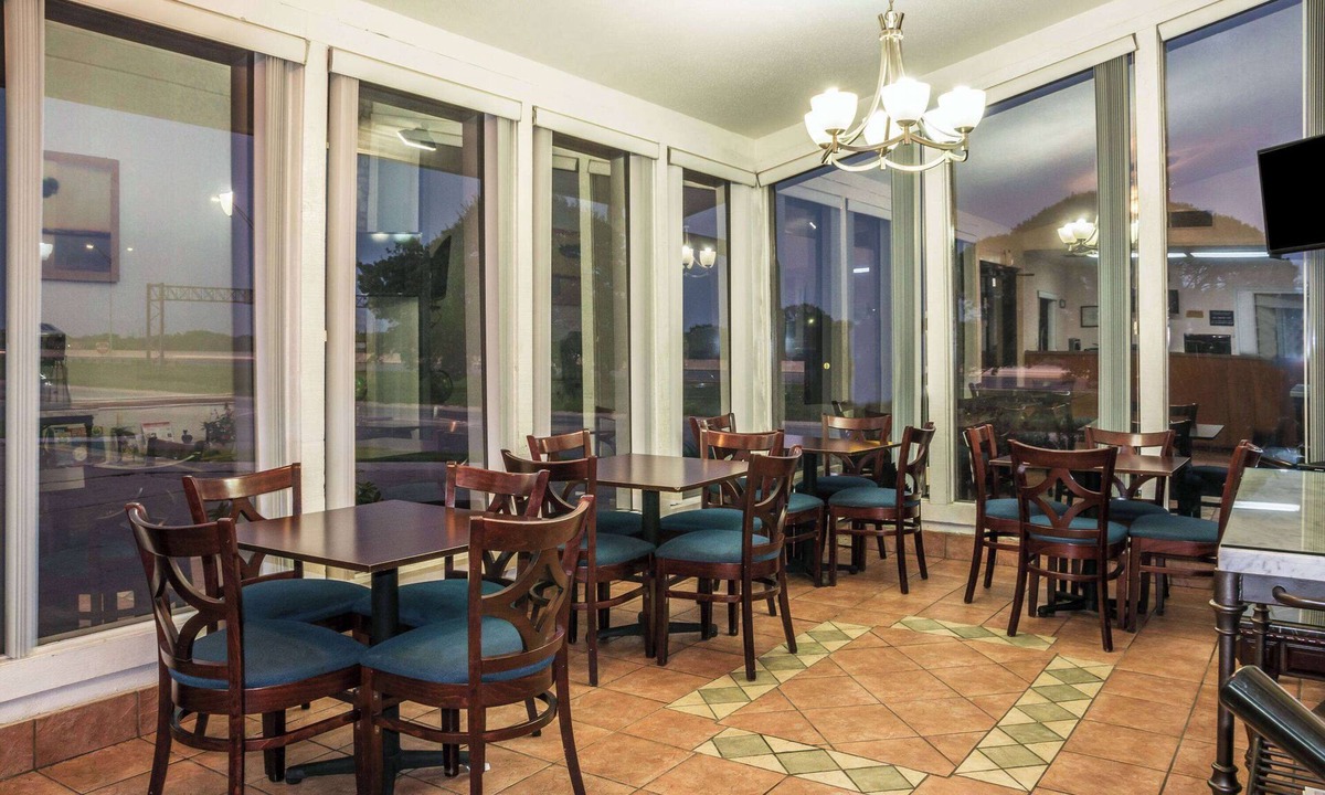 San Marcos Hotel | Super 8 by Wyndham San Marcos