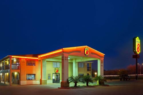 Pecan Valley Hotel | Super 8 by Wyndham San Antonio/Riverwalk Area