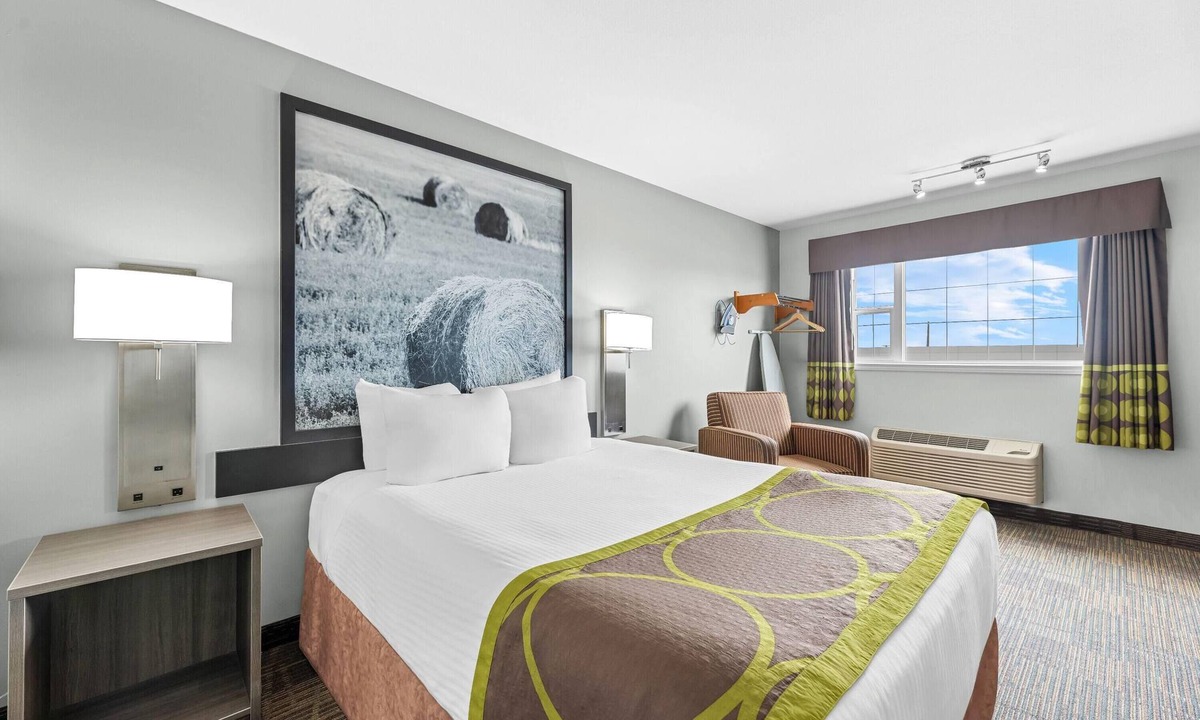 North Industrial Hotel | Super 8 by Wyndham Saskatoon Near Saskatoon Airport