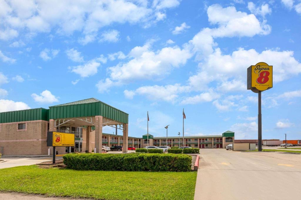 Seguin Hotel | Super 8 by Wyndham Seguin