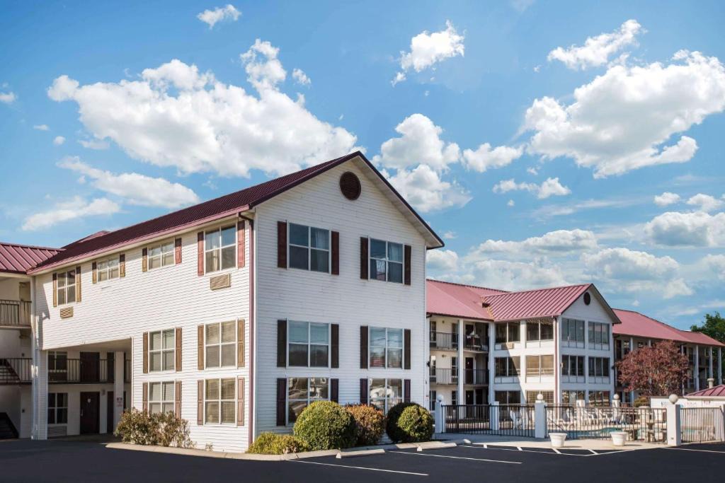 Sevierville Hotel | Super 8 by Wyndham Sevierville Riverside