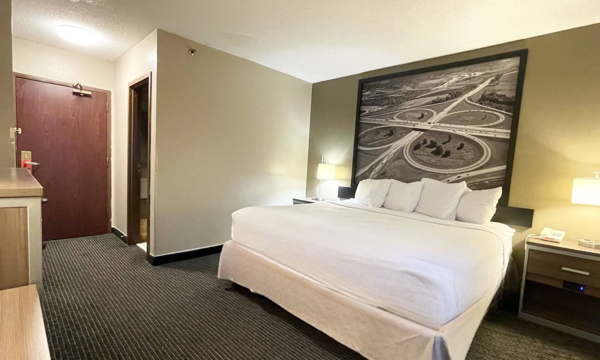 St. Charles Hotel | Super 8 by Wyndham St Charles
