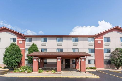 St. Charles Hotel | Super 8 by Wyndham St. Charles