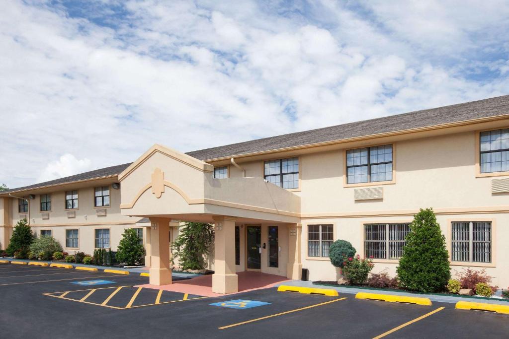 Sulphur Hotel | Super 8 by Wyndham Sulphur