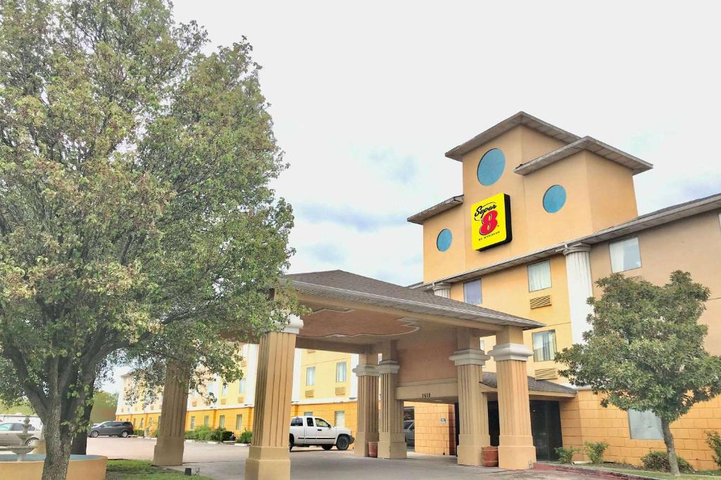 Temple Hotel | Super 8 by Wyndham Temple I-35