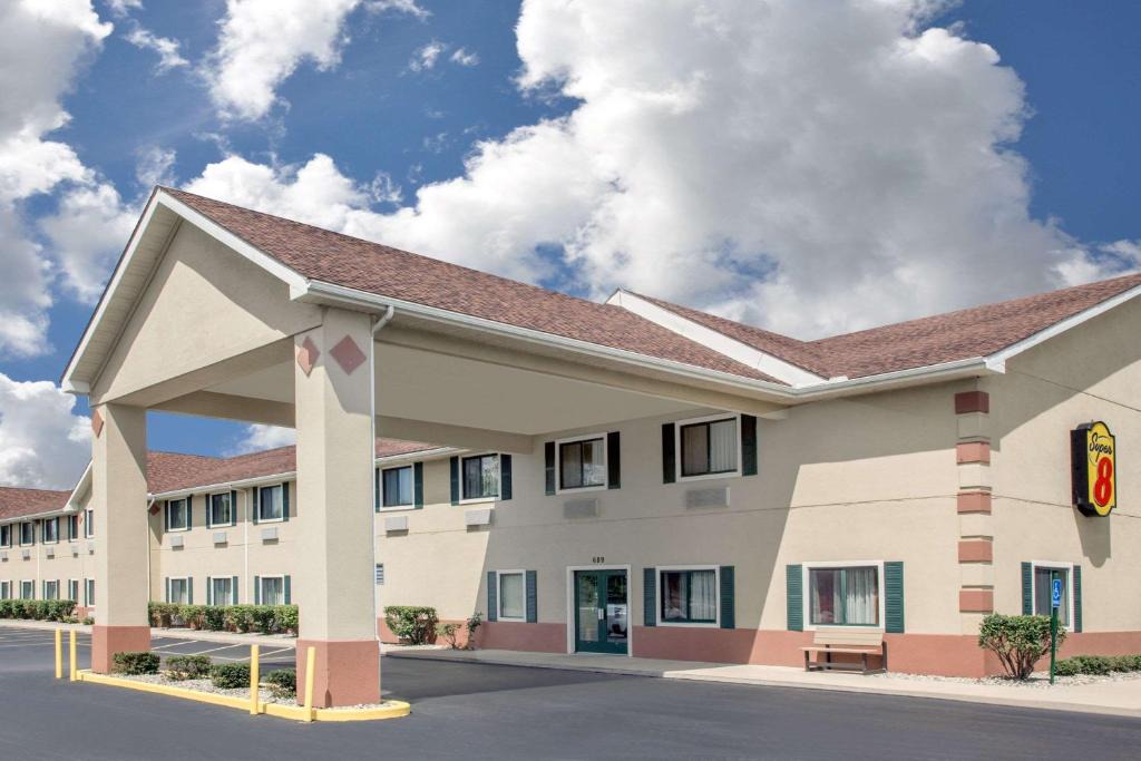 Three Rivers Hotel | Super 8 by Wyndham Three Rivers