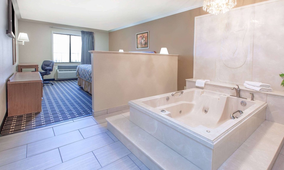 Tyler Hotel | Super 8 by Wyndham Tyler TX