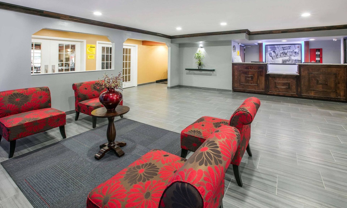 Farmers Branch Hotel | Super 8 by Wyndham Farmers Branch/North Dallas