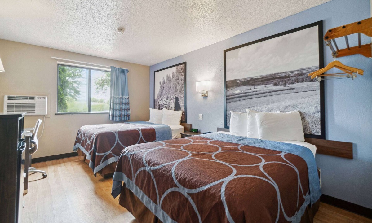 Pleasant Prairie Hotel | Super 8 by Wyndham Kenosha/Pleasant Prairie