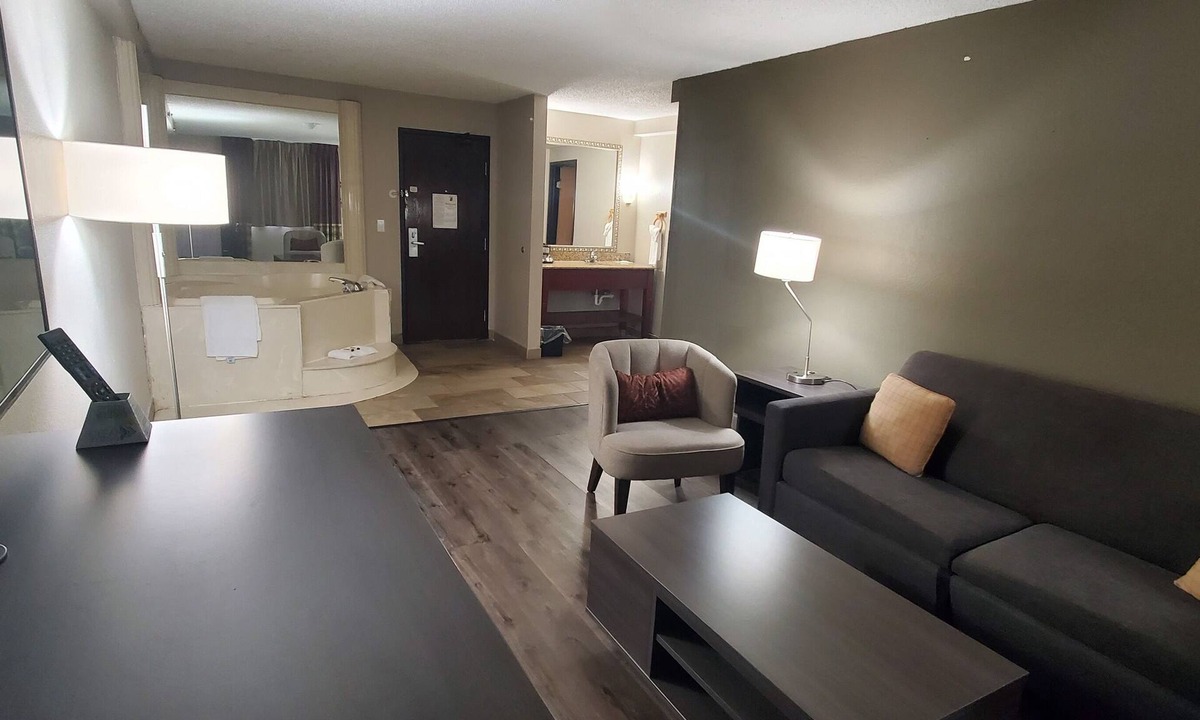Sterling Heights Hotel | Super 8 by Wyndham Sterling Heights/Detroit Area