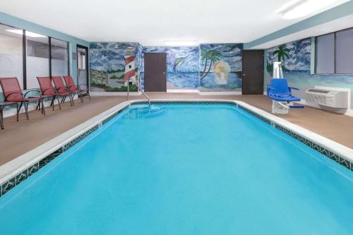Victoria Hotel | Super 8 by Wyndham Victoria/North/Mall Area