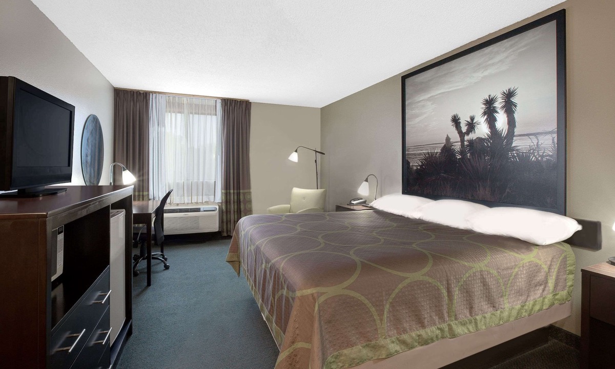 Victoria Hotel | Super 8 by Wyndham Victoria/North/Mall Area
