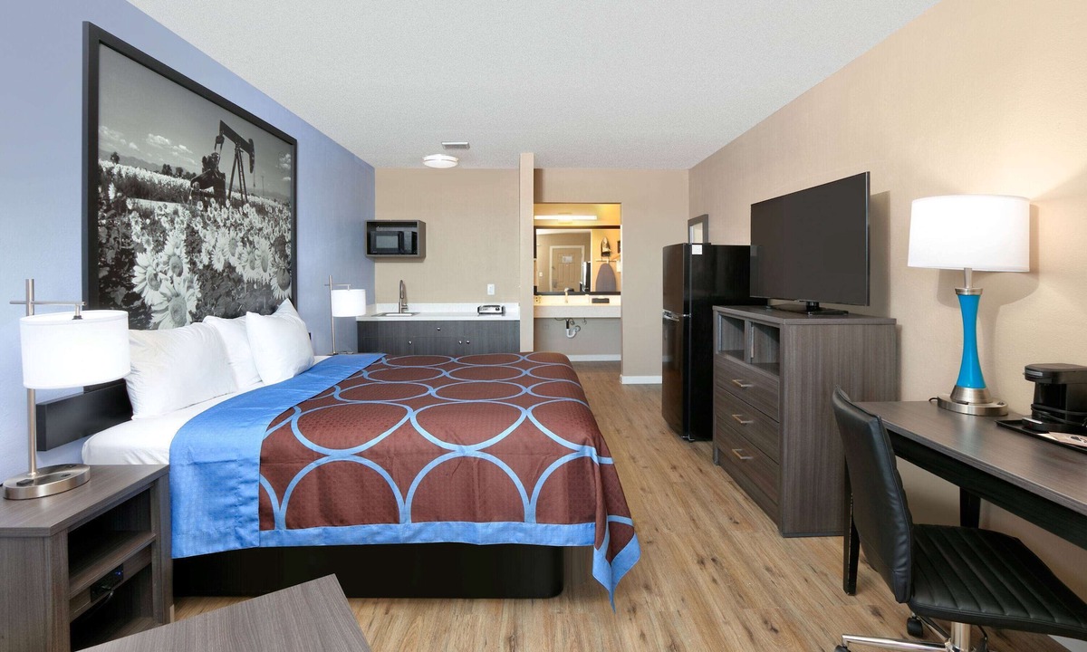 Victoria Hotel | Super 8 by Wyndham Victoria/South/Hwy 59