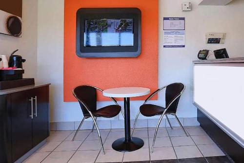 Walnut Creek Hotel | Super 8 by Wyndham Walnut Creek