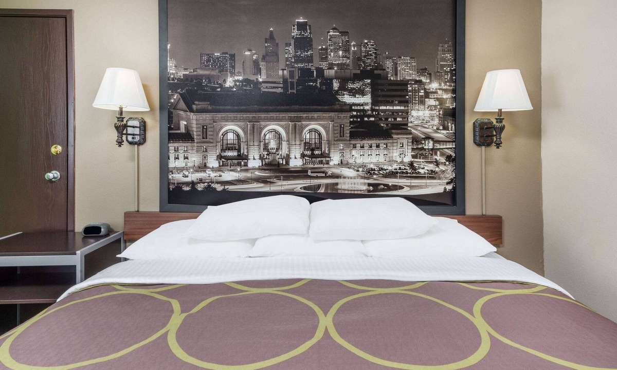 Warrensburg Hotel | Super 8 by Wyndham Warrensburg