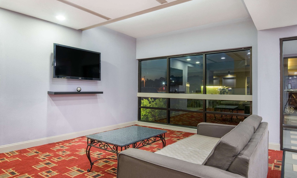 Wichita Hotel | Super 8 by Wyndham Wichita South