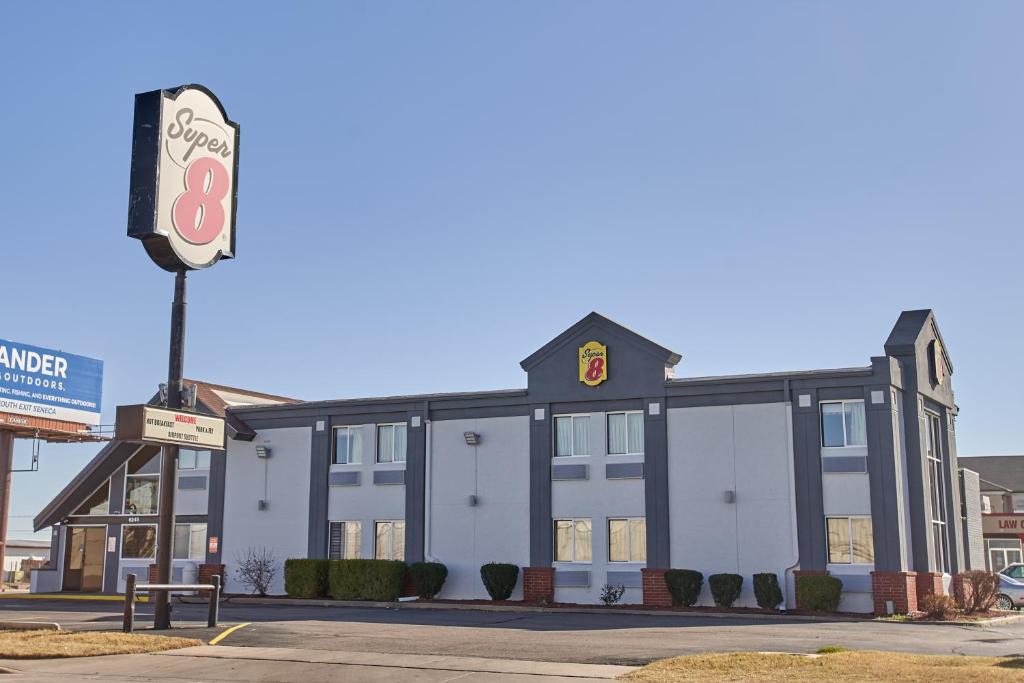 Wichita Hotel | Super 8 by Wyndham Wichita Airport West Kellogg