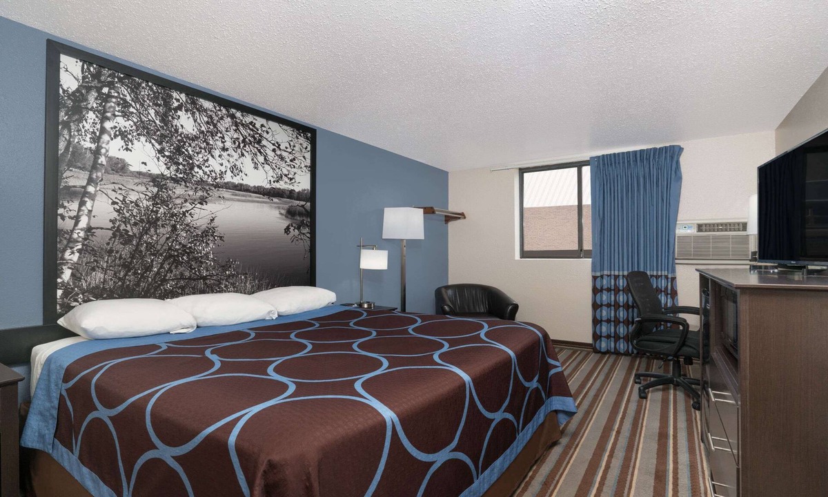 Willmar Hotel | Super 8 by Wyndham Willmar