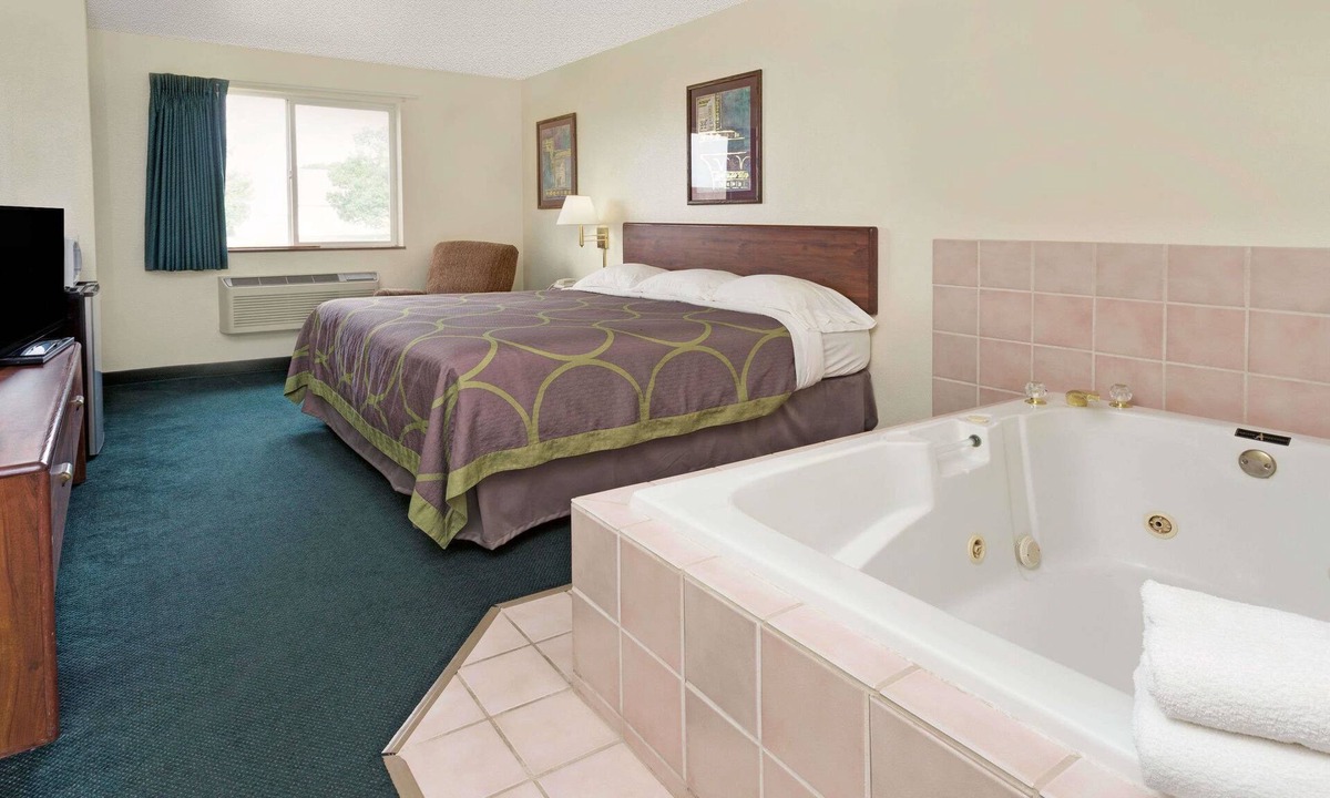 Windsor Hotel | Super 8 by Wyndham Windsor