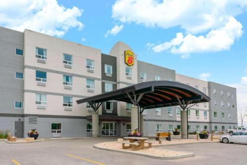 Winnipeg Hotel | Super 8 by Wyndham Winnipeg East MB