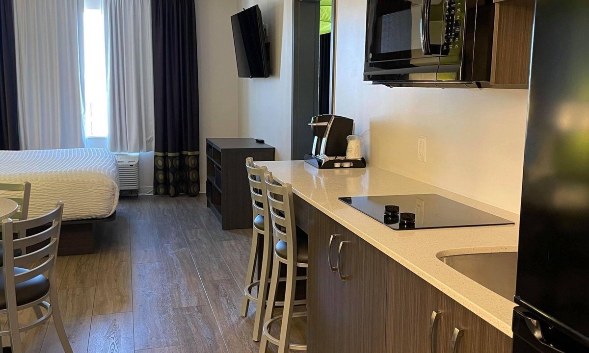 Winnipeg Hotel | Super 8 by Wyndham Winnipeg East MB