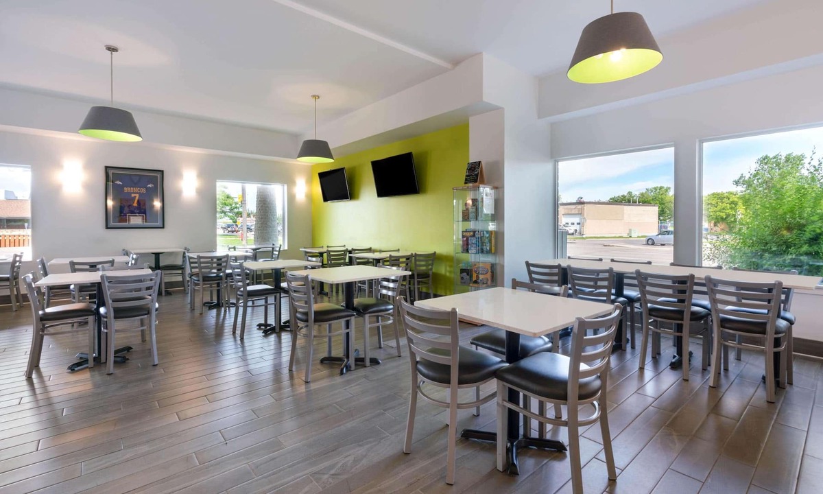 Winnipeg Hotel | Super 8 by Wyndham Winnipeg West