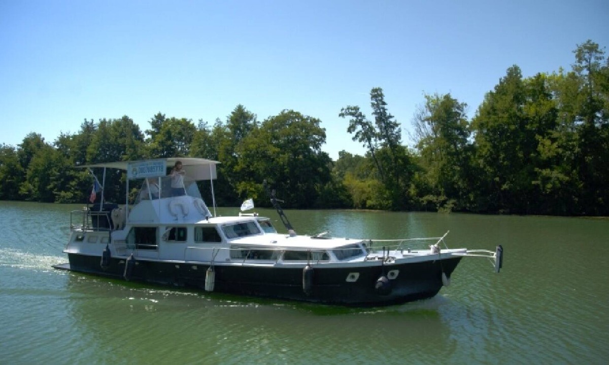 La Ferte-sous-Jouarre Boat Rental | Super boat with character for a unique experience!