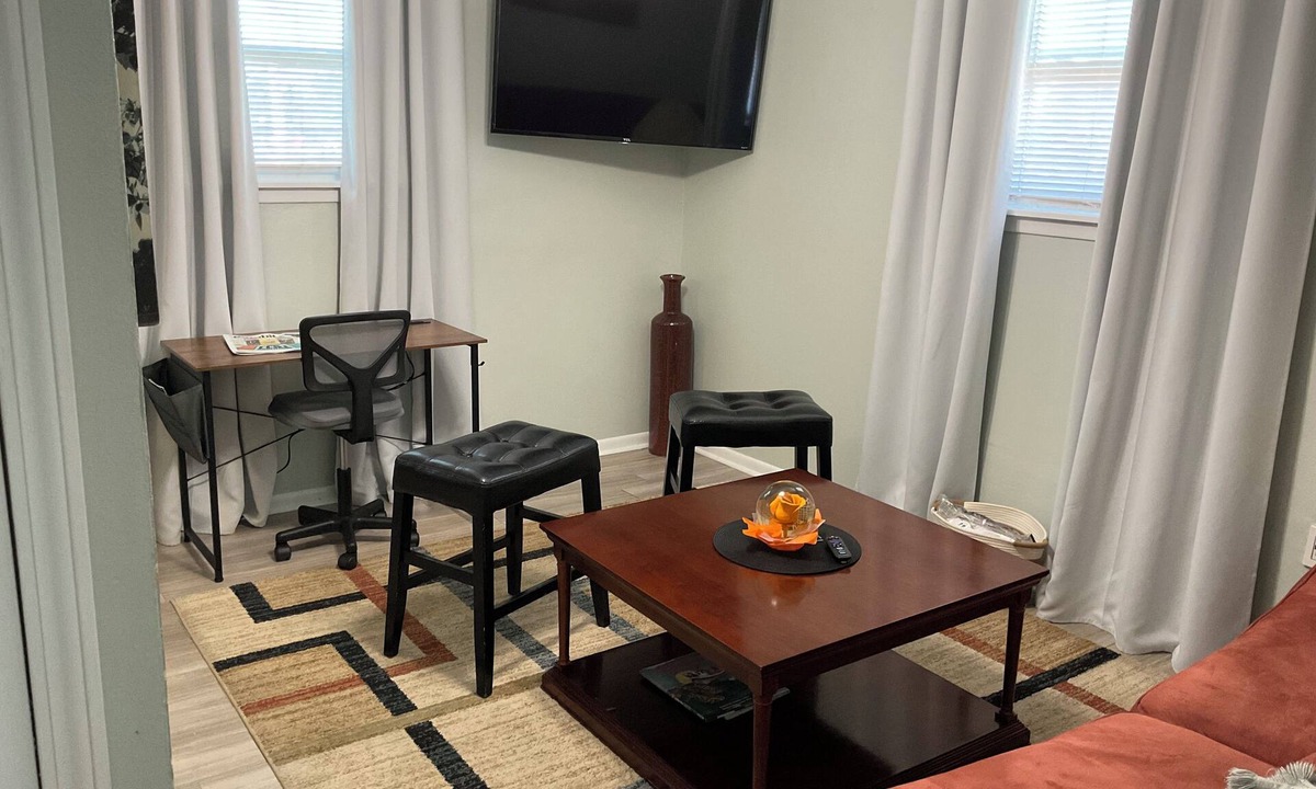 Kenner - Louis Armstrong International Airport Apartment | Super Clean and Convenient Apartment Convenient to NOLA and MSY ~ The Che'Leone