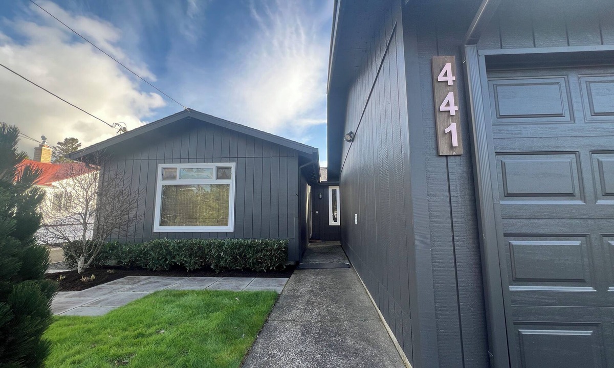 Seaside House | Super Comfy 3 Bed Home, Lovely Patio and Yard with Upscale Seating and Beautiful