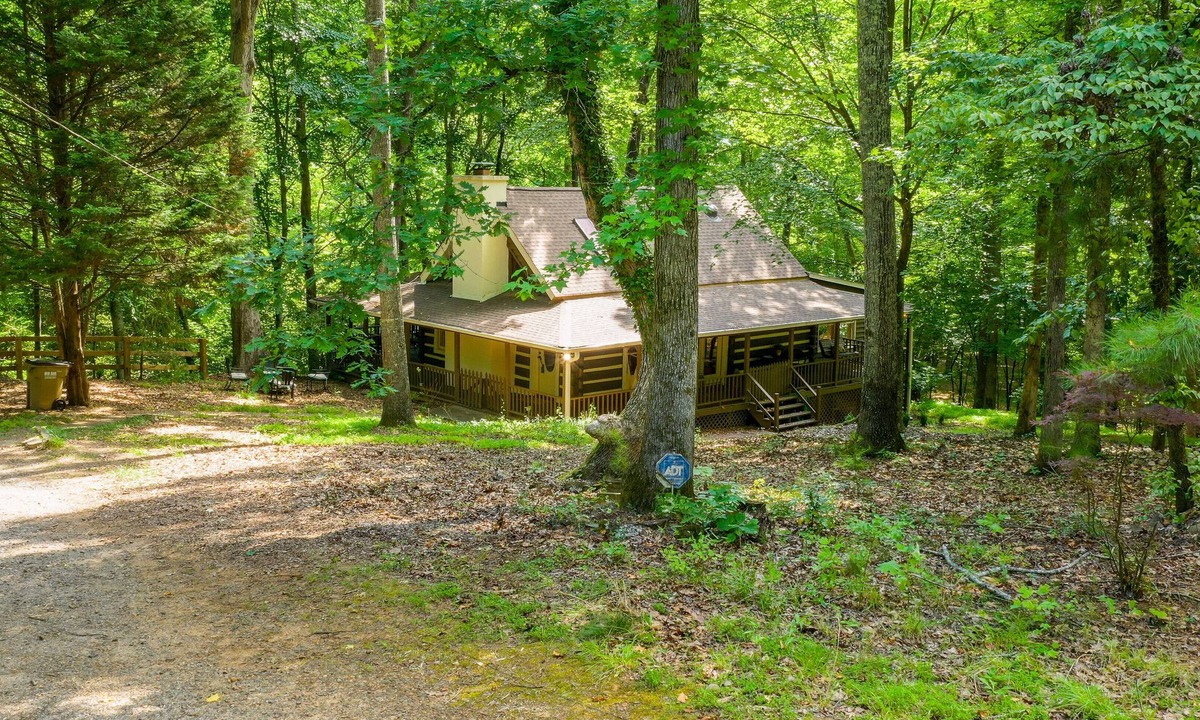 Cumming Cabin | Super Cozy,Rustic,SAUNA,hottub,2 bed, 2bath