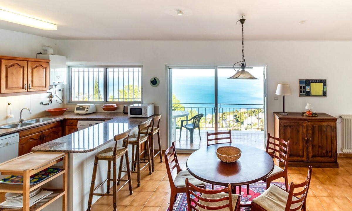 Llanca Apartment | Super Fener 93 - top-floor apartment with terrace