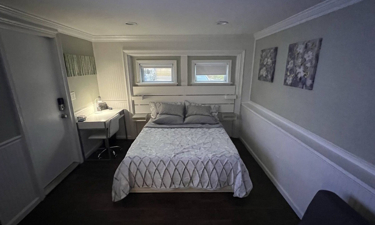 Kings Park Apartment | Super Modern Spacious Studio Bonus Amazing backyard professional Ft diving board