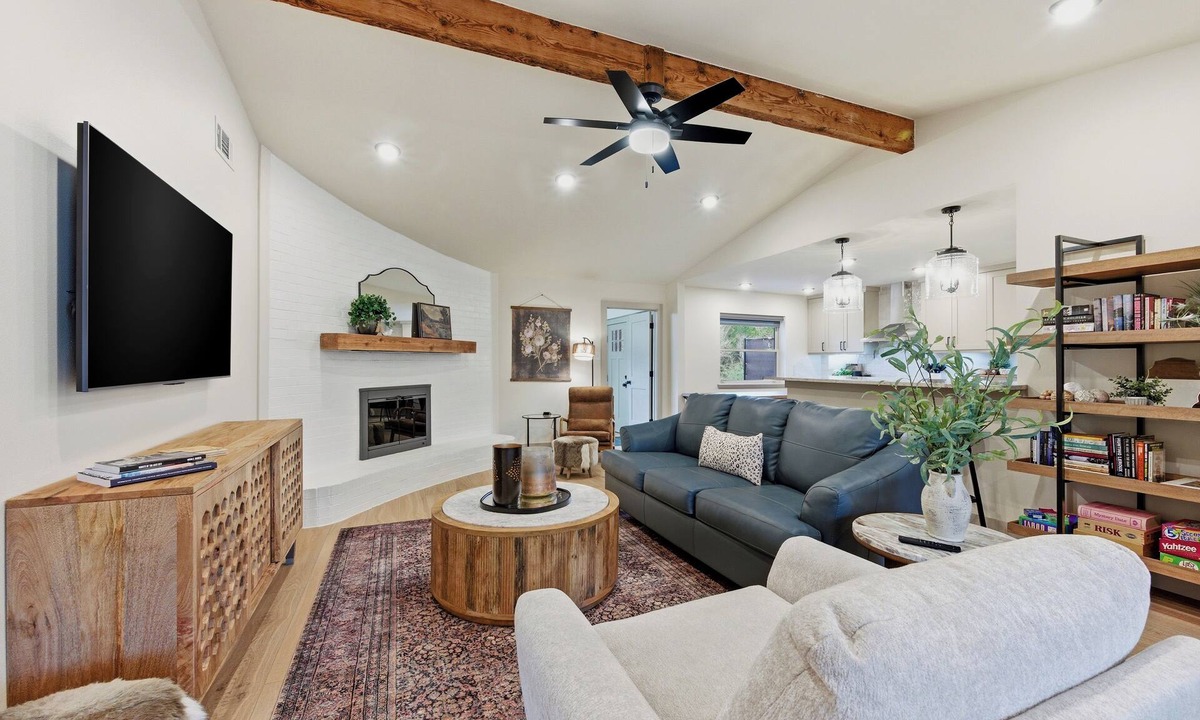 Denison House | Super Nice! Cozy, Country Quiet Neighborhood, Big Kitchen and Private Hot Tub