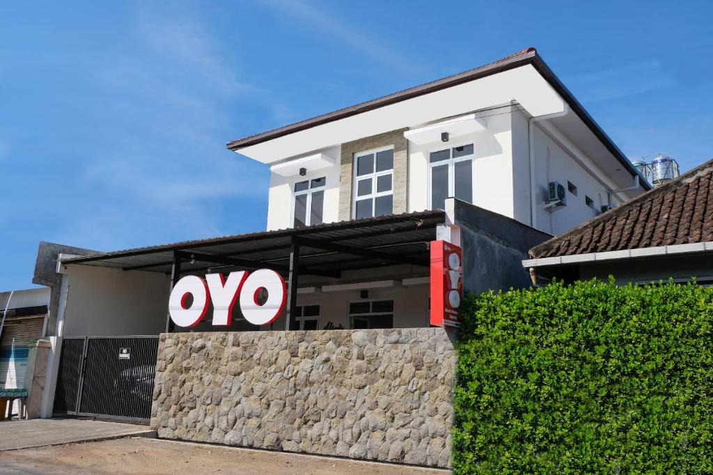 Jember Hotel | SUPER OYO 995 Alice's Homestay Syariah