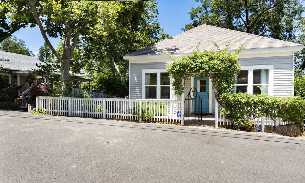 Placerville House | SUPER POSH UPSCALE COTTAGE - 1 BLOCK TO DWNTWN PLACERVILLE - SHORT TERM RENTAL
