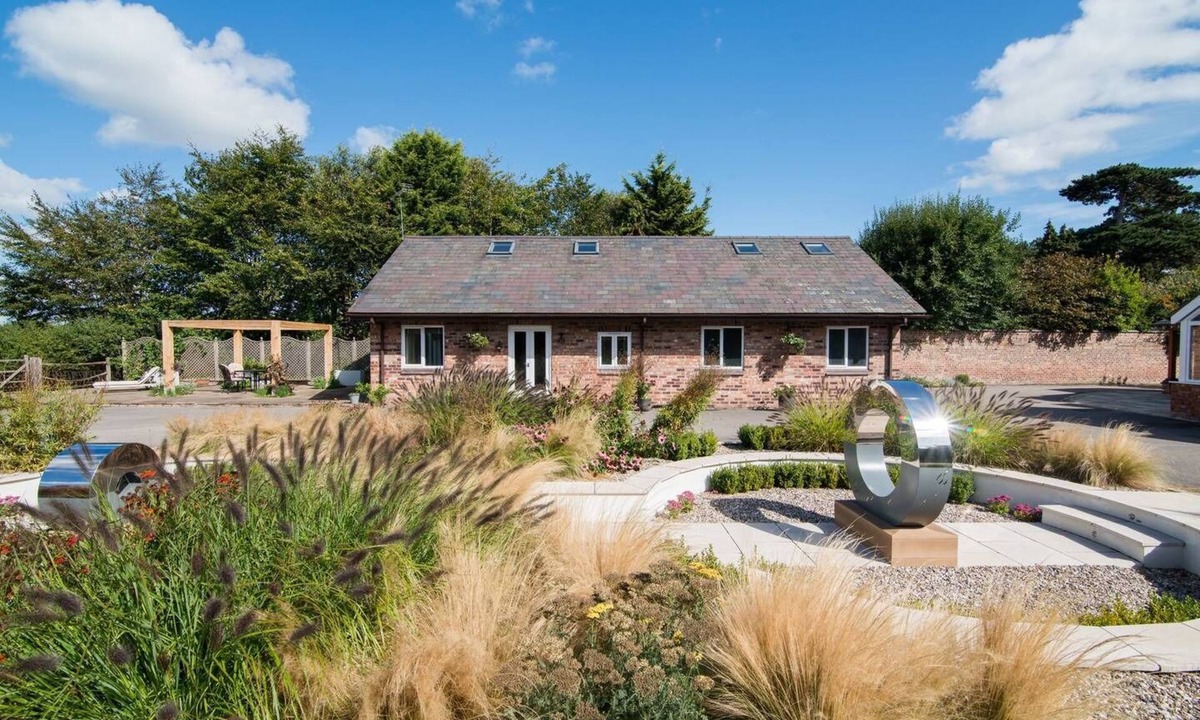 Tarvin House | Super spacious barn conversion with Log fire and hot tub