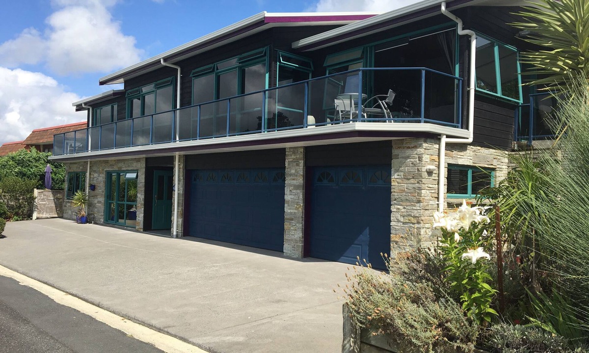 Onerahi House | Super spacious house with magnificent water views