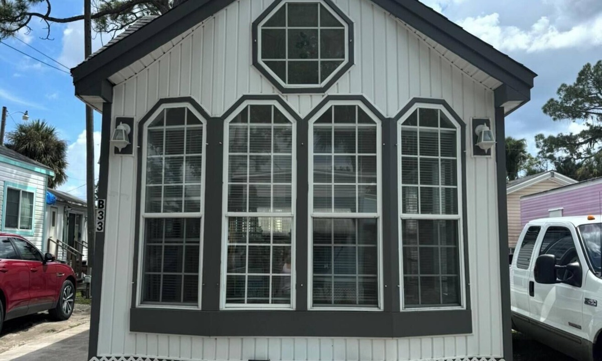 Diplomat Cottage | Superb 1-bedroom cottage with AC in North Fort Myers