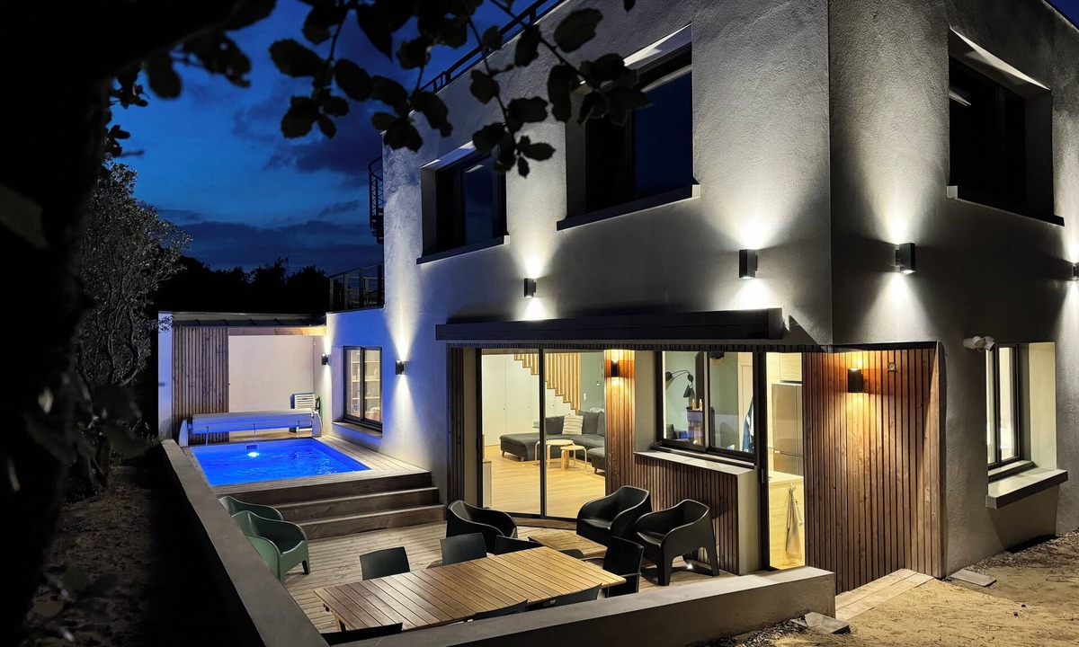 La Tranche-sur-Mer Villa | Superb 14p villa with pool, rooftop sea view and immediate beach access