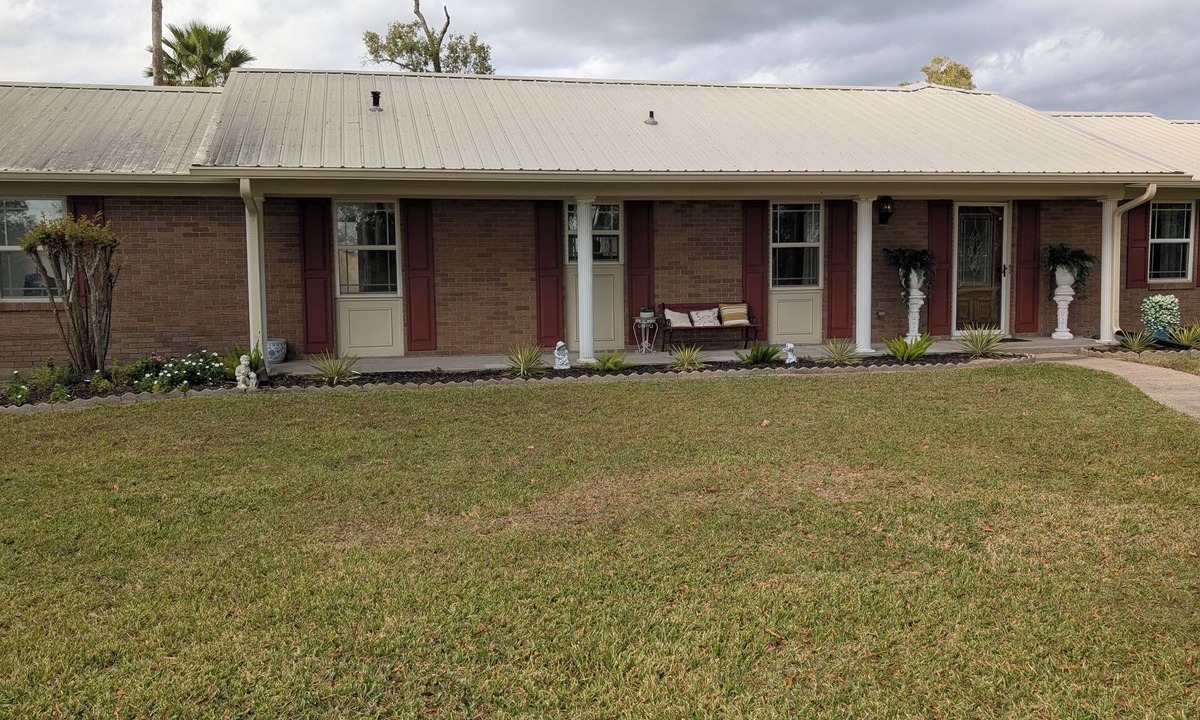 Orange House | Superb 3-bedroom house with AC and relaxing pool in adorable Orange Texas