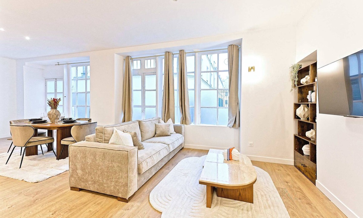 Quartier de Rochechouart Apartment | Superb air-conditioned flat Galeries Lafayette