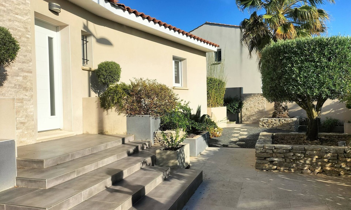 Le Cres Villa | Superb air-conditioned villa, SPA, close to Le Crès lake