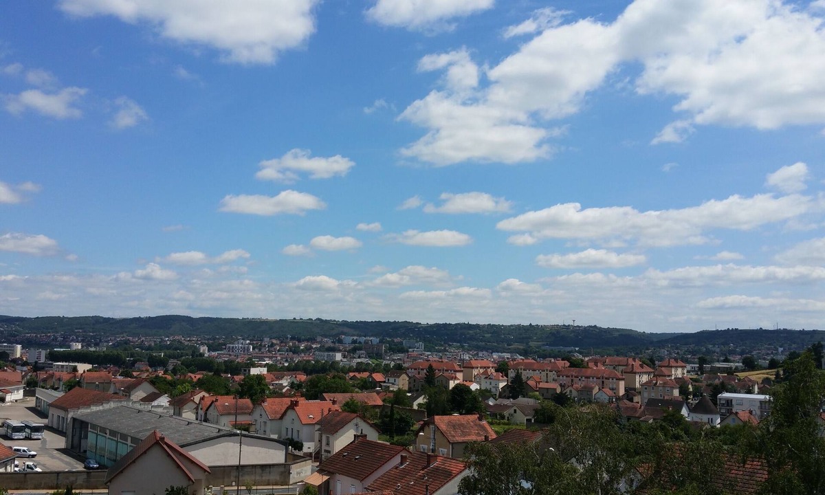 Montlucon Apartment | SUPERB APARTMENT WITH BALCONY