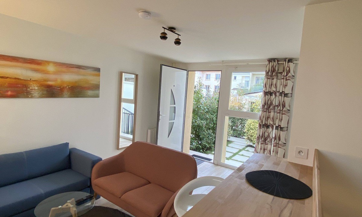 Bagneux Apartment | Superb apartment with private terrace.