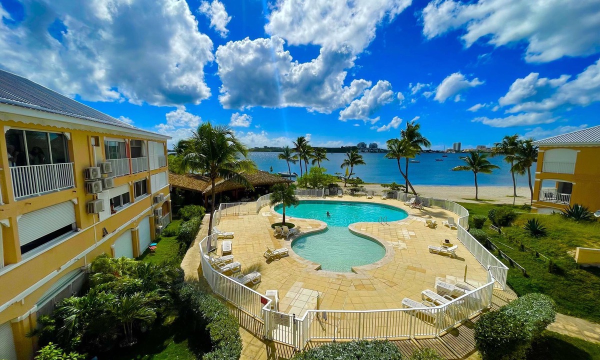 Nettle Bay Apartment | Superb, bright studio overlooking pool and lagoon