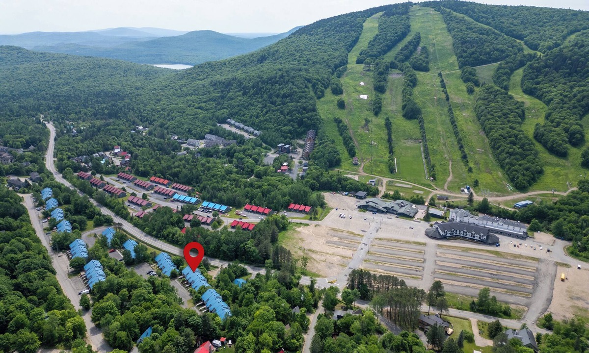 Stoneham Apartment | Superb condo facing the slopes of Ski Stoneham!