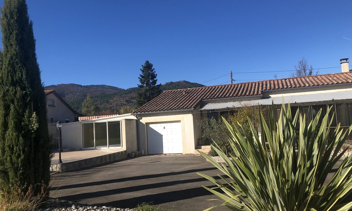 Les Taillades House | Superb house with enclosed pool