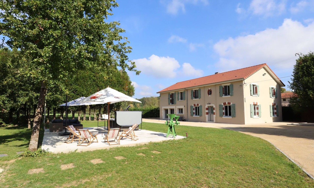 Lachalade House | Superb house with bubble bath and pool table