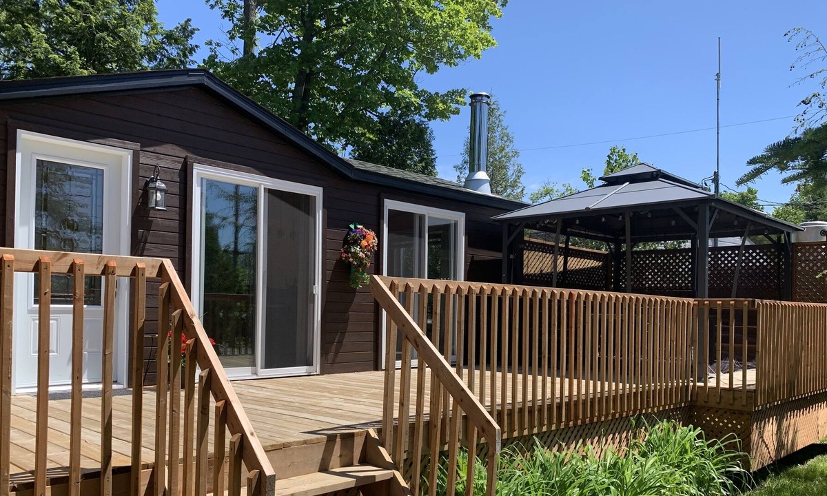 Sherbrooke Ski Chalet | Superb Lac Magog cottage